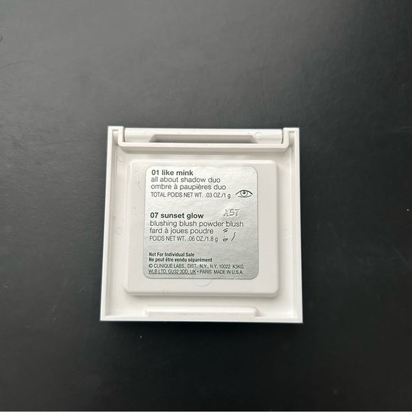 Clinique Eyeshadow Palette with Mirror - Picture 3 of 3